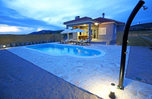 Danilo Villa | Modern Guest House Rak with beautiful pool