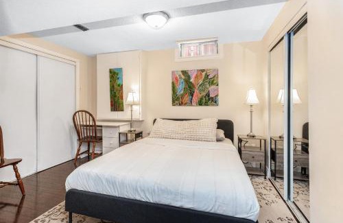 East Credit Apartamento | Modern Guest Suite Comfort for 5 Free Parking