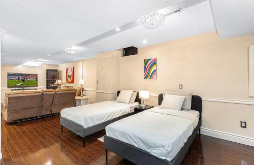 East Credit Apartamento | Modern Guest Suite Comfort for 5 Free Parking