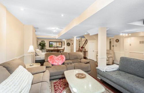 East Credit Apartamento | Modern Guest Suite Comfort for 5 Free Parking