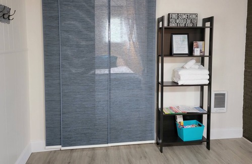 Concord Apartamento | Suite de invitados moderna con cocina completa y patio privado