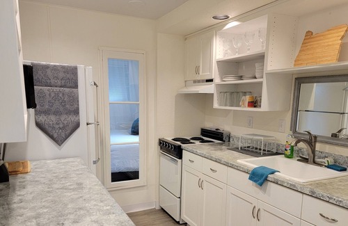 Concord Apartamento | Suite de invitados moderna con cocina completa y patio privado