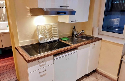 Etterbeek Apartamento | Modern half-basement 1BR near Montgomery & VUB