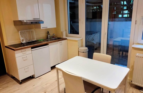 Etterbeek Apartamento | Modern half-basement 1BR near Montgomery & VUB