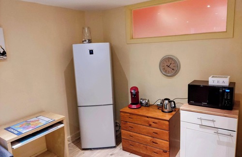 Etterbeek Apartamento | Modern half-basement 1BR near Montgomery & VUB