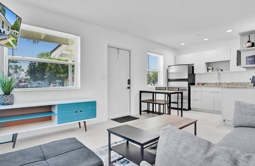Hallandale Beach Apartamento | Modern Hallandale Apt w/ Backyard Near Beach