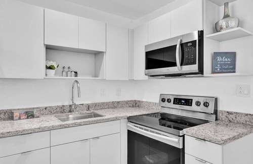 Hallandale Beach Apartamento | Modern Hallandale Apt w/ Backyard Near Beach