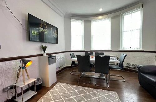 Dudley Apartamento | Modern Haven in Dudley with Free Parking!
