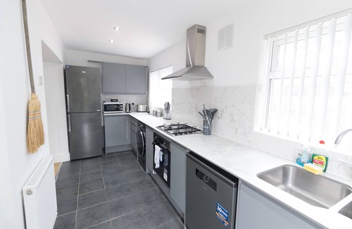 Newport Casa | Modern Haven, Sleeps 6, Free Parking, Central.