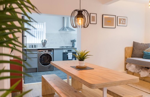Newport Casa | Modern Haven, Sleeps 6, Free Parking, Central.