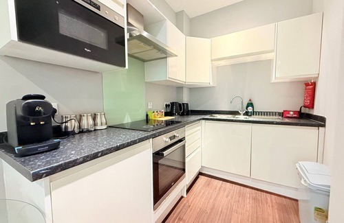 Harlington Apartamento | Modern HeathrowApt–3 Mins to Terminals, For4, Free Welcome Snacks/Windsor Castle