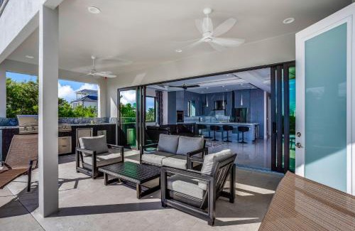Bonita Springs Casa | Modern Hickory Hideaway