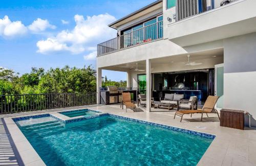 Bonita Springs Casa | Modern Hickory Hideaway