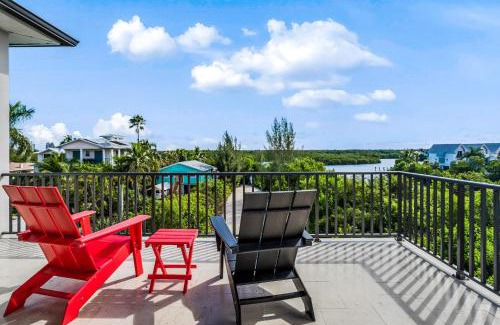 Bonita Springs Casa | Modern Hickory Hideaway