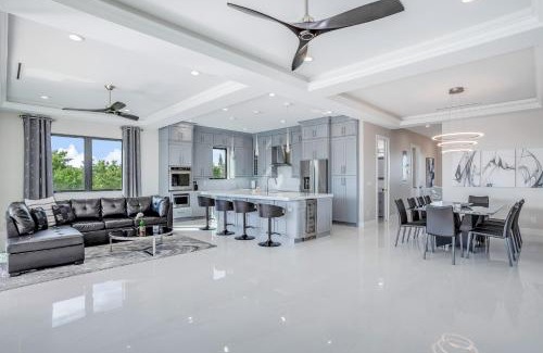 Bonita Springs Casa | Modern Hickory Hideaway