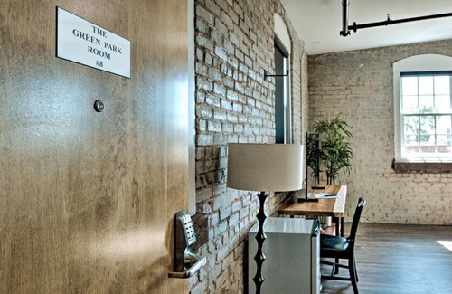 Hickory Apartamento | Modern Hickory King Suite in Historic Downtown!