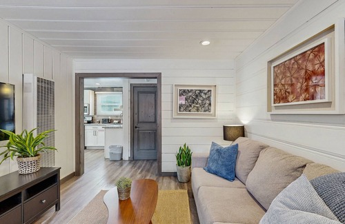 Lakeside Park Cabina | Modern Hideaway with Hot Tub & Firepit | Walk to Beach & Heavenly Village
