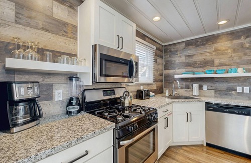 Lakeside Park Cabina | Modern Hideaway with Hot Tub & Firepit | Walk to Beach & Heavenly Village