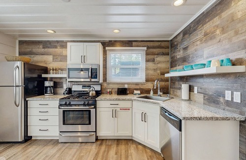 Lakeside Park Cabina | Modern Hideaway with Hot Tub & Firepit | Walk to Beach & Heavenly Village