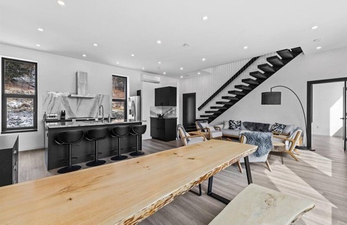 Moscow Casa | Modern Hideaway Chefs Kitchen & Sauna 15min to Ski