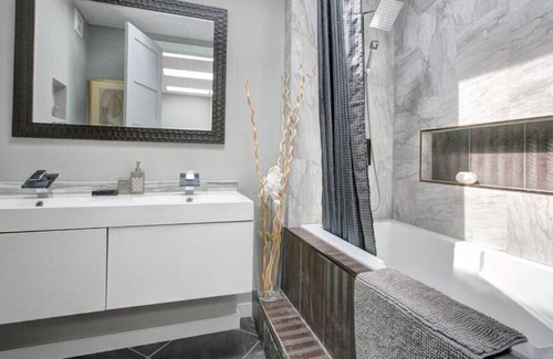 East York Casa | Modern, high-end home, LOTs of natural lighting - 10 Min to Downtown!