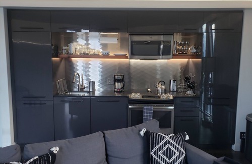 Kerns Apartamento | Modern high-rise apartment minutes from Downtown Portland. Great view!