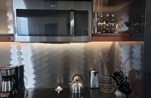 Kerns Apartamento | Modern high-rise apartment minutes from Downtown Portland. Great view!