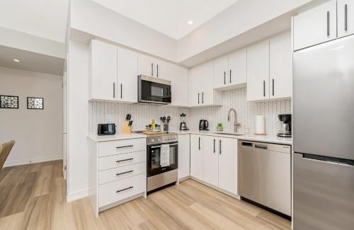 Kitchener Casa | Modern High Rise King bed Condo with Private Balcony