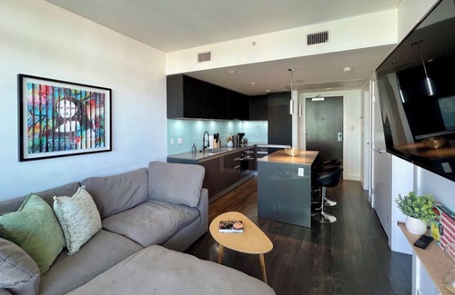 East Village Condominio | Modern High-Rise w/ Projector, Firetable, Gym & Underground Parking