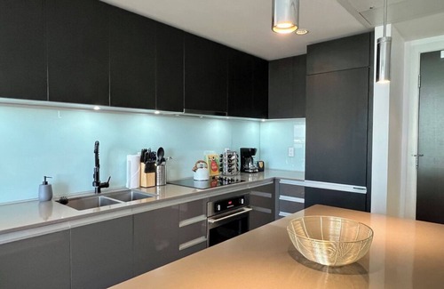 East Village Condominio | Modern High-Rise w/ Projector, Firetable, Gym & Underground Parking