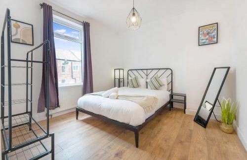 Stanley Casa | Modern High Spec House, Free Parking, 4 bed, sleeps 7