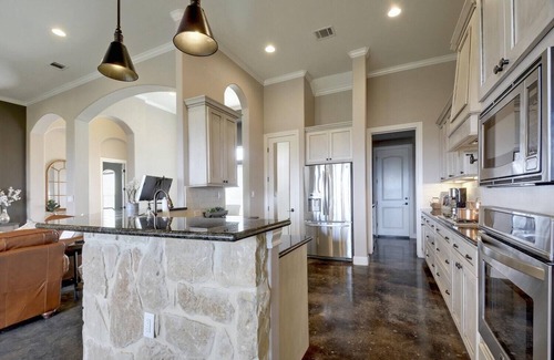 West Cave Estates Casa | Retiro moderno de Hill Country