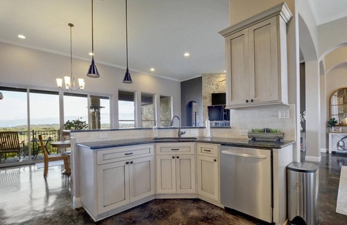West Cave Estates Casa | Retiro moderno de Hill Country
