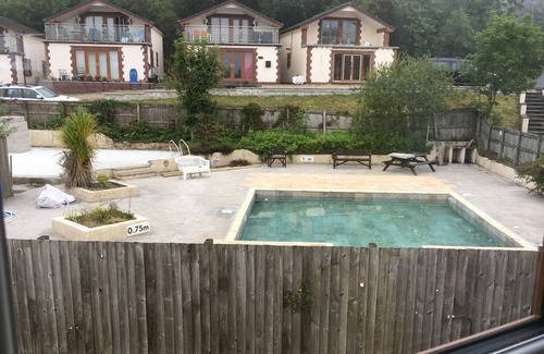 High Bickington Casa | Moderna casa de vacaciones en el norte de Devon con vistas al valle de Taw y una piscina compartida