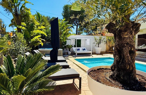 El Toro Villa | CASA DE VACACIONES MODERNA CON PISCINA Y JACUZZI EN EL TORO / CALVIA