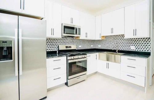 Little Village Casa | MODERN HOME: 4BD & 3 FULL BATHS, WFH Setup, Public Transit, 15 Mins to Downtown!