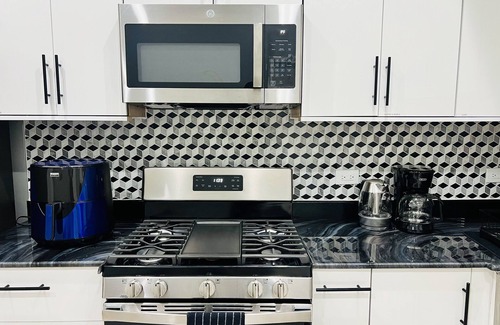 Little Village Casa | MODERN HOME: 4BD & 3 FULL BATHS, WFH Setup, Public Transit, 15 Mins to Downtown!
