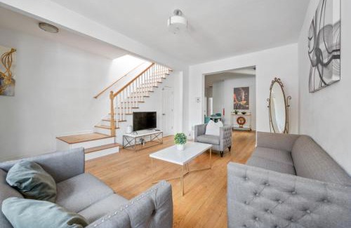 The Heights Casa | Modern Home 4BR 3BA - 20 Min to Timesquare