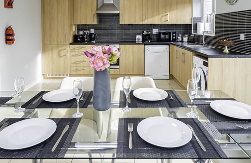 Earley Casa | Modern Home, 9 beds for Extended Stays, Free Parking