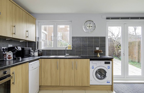 Earley Casa | Modern Home, 9 beds for Extended Stays, Free Parking