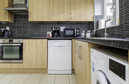 Earley Casa | Modern Home, 9 beds for Extended Stays, Free Parking
