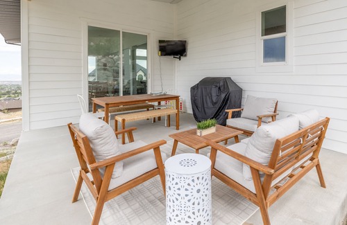 Herriman Casa | Modern home at foot of mountain