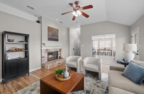 South Arlington Casa | Modern Home Close to It All in DFW Texas!