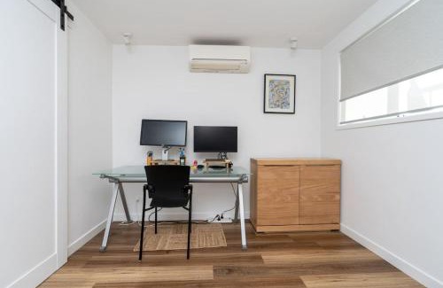 Deakin Casa | Modern Home Conveniently Close to Hospitals - Hosted by Canstay