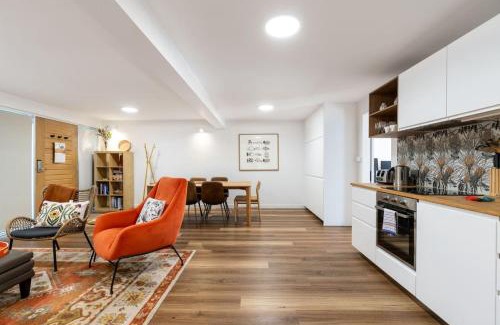 Deakin Casa | Modern Home Conveniently Close to Hospitals - Hosted by Canstay