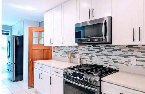 Fairfax Casa | Modern Home Dedicated Workspace Free Parking