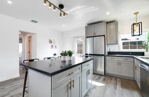 Charter Oak Casa | Modern Home - Family Fun Hub - Getaway - Billiards By Zen Living Short Term Rental