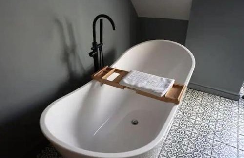 Dersingham Casa | Modern Home for 4 people including luxury Hot Tub