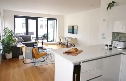 Worthing Casa | Modern Home for Small Groups by Stones Throw Apartments - Free Parking - Sea View