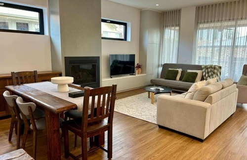 Preston Casa | Modern Home - gr8 4 groups